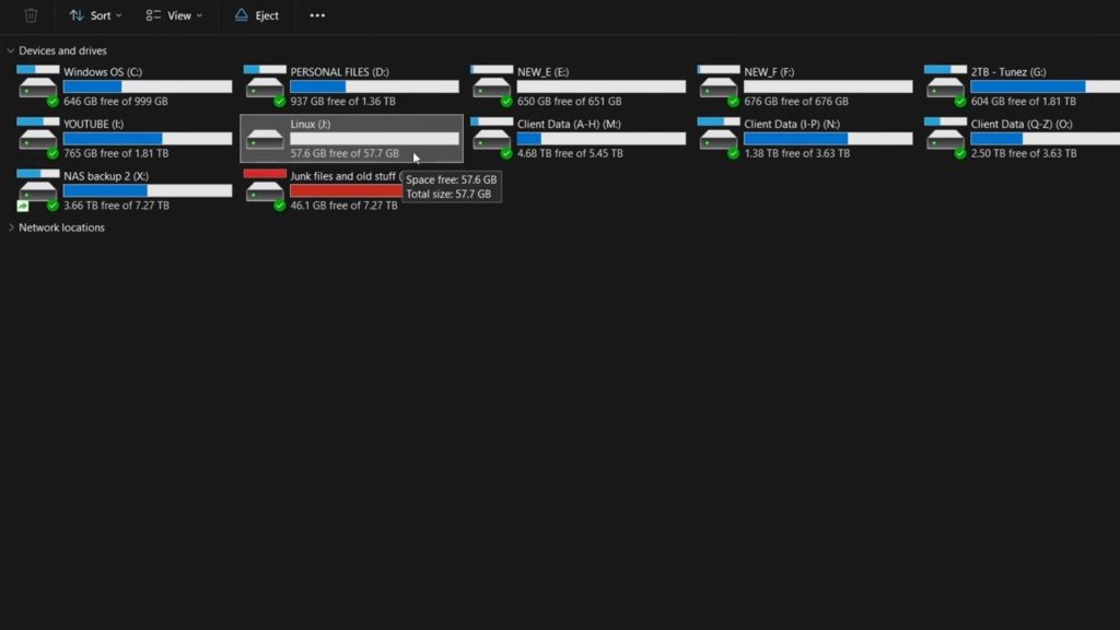 A screenshot of This PC with cursor on _Linux_ drive, showing a bootable drive is created