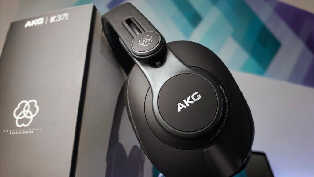 AKG K371